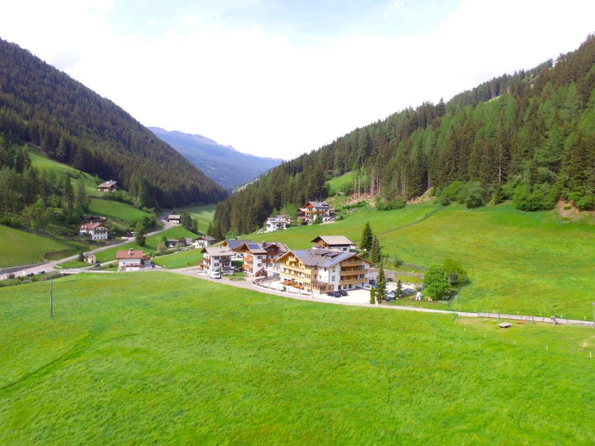 Almhotel Bergerhof Sarentino Buitenkant foto